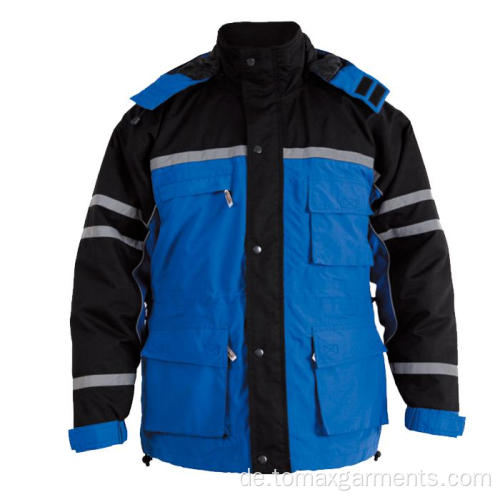 Blau mit schwarzer Winterjacke